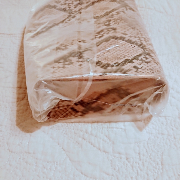 2/$25🌸Small Fashion Crossbody bag - Picture 9 of 11